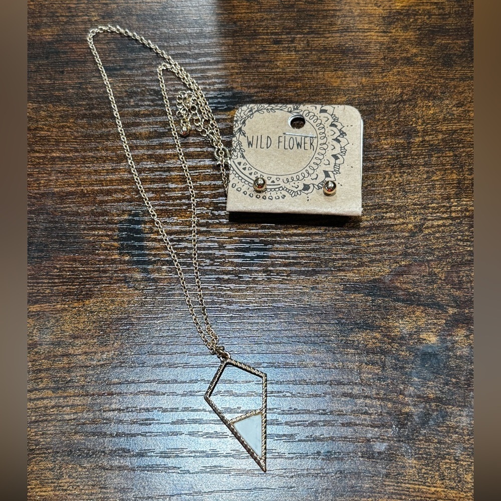 NWT Wild Flower Gold Arrow Pendant & Earring Set